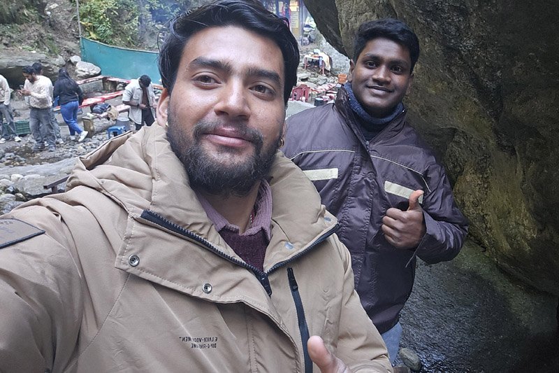Tourist group with their taxi in Kullu hills